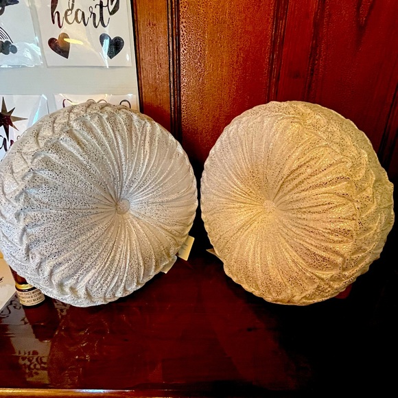 17” Pleated Round Throw Pillows Set of 2 - Picture 4 of 8
